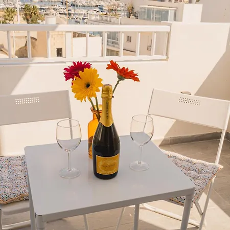 Lejlighed Stunning 1bdr Main Street Penthouse! Near Sea!