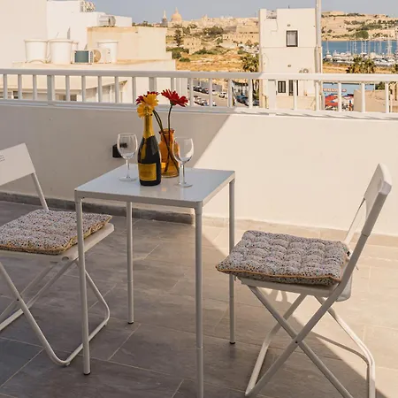 Stunning 1bdr Main Street Penthouse! Near Sea! *