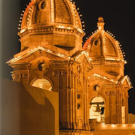 Stunning 1bdr Main Street Penthouse! Near Sea!